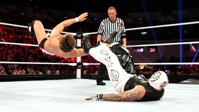 Raw SuperShow: Έδρασαν πάλι τα… τσιράκια του Punk (photos+videos)