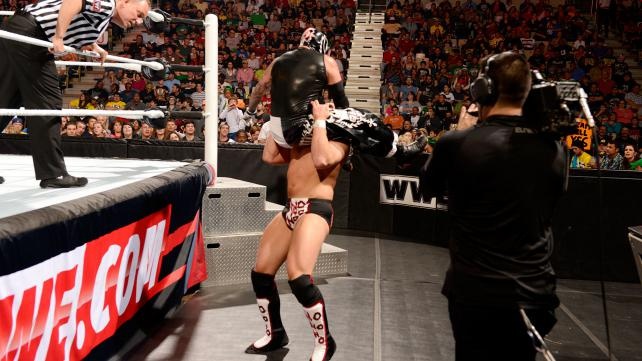 Raw SuperShow: Έδρασαν πάλι τα… τσιράκια του Punk (photos+videos)