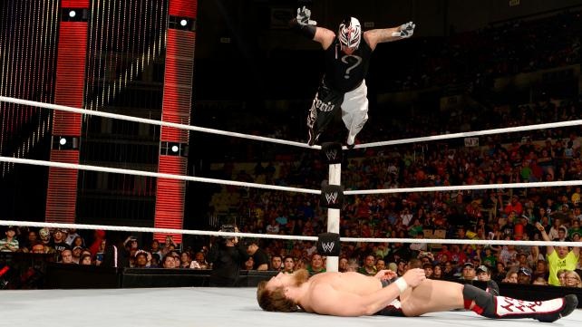 Raw SuperShow: Έδρασαν πάλι τα… τσιράκια του Punk (photos+videos)