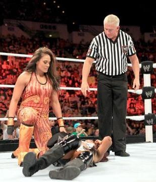 Raw SuperShow: Έδρασαν πάλι τα… τσιράκια του Punk (photos+videos)