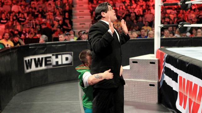 Raw SuperShow: Έδρασαν πάλι τα… τσιράκια του Punk (photos+videos)