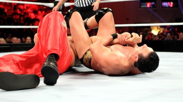 Raw SuperShow: Έδρασαν πάλι τα… τσιράκια του Punk (photos+videos)