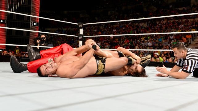 Raw SuperShow: Έδρασαν πάλι τα… τσιράκια του Punk (photos+videos)