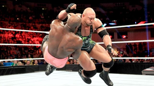 Raw SuperShow: Έδρασαν πάλι τα… τσιράκια του Punk (photos+videos)
