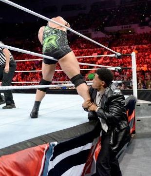 Raw SuperShow: Έδρασαν πάλι τα… τσιράκια του Punk (photos+videos)