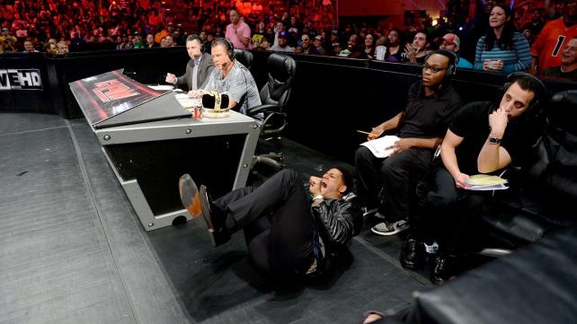 Raw SuperShow: Έδρασαν πάλι τα… τσιράκια του Punk (photos+videos)
