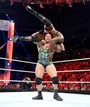 Raw SuperShow: Έδρασαν πάλι τα… τσιράκια του Punk (photos+videos)