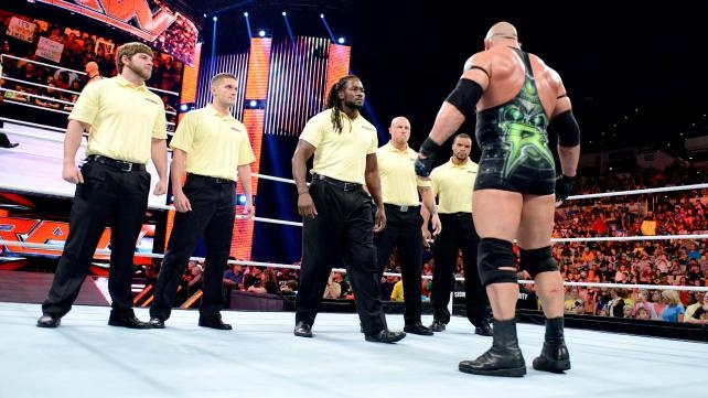 Raw SuperShow: Έδρασαν πάλι τα… τσιράκια του Punk (photos+videos)