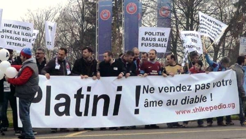 Διαδήλωση Τούρκων κατά της UEFA! (photos)