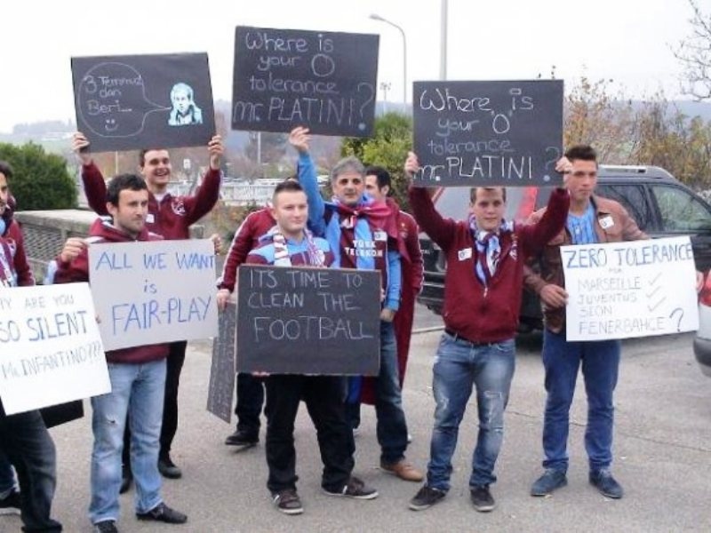 Διαδήλωση Τούρκων κατά της UEFA! (photos)