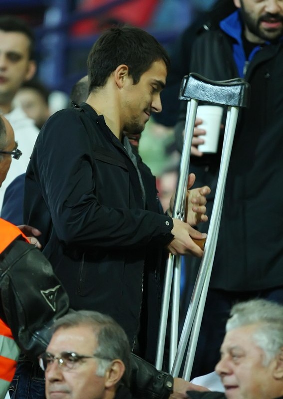 Ο Λαμπρόπουλος με πατερίτσες στο γήπεδο