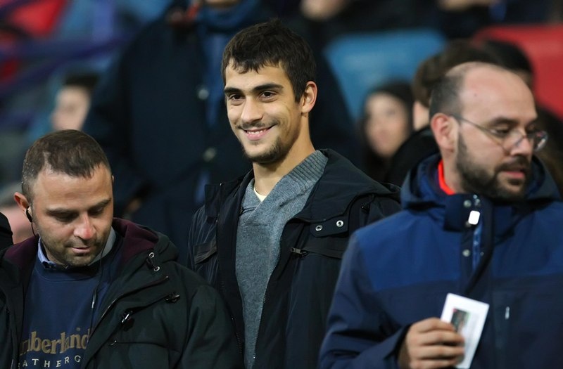 Ο Λαμπρόπουλος με πατερίτσες στο γήπεδο