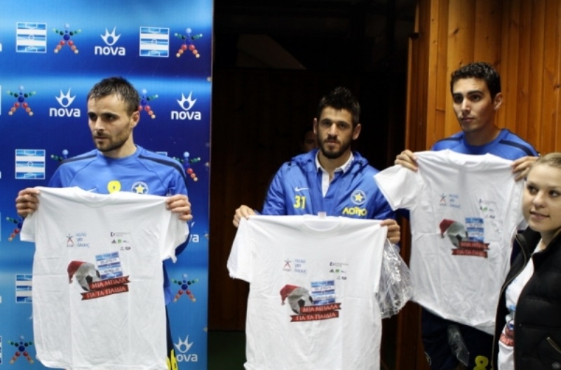 Super League: «Μια μπάλα για τα παιδιά» (photos)