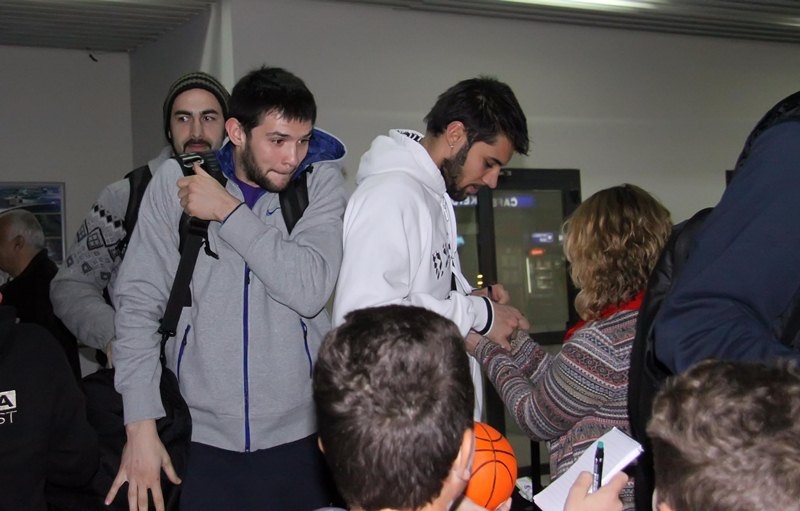 Ολυμπιακός: Θερμή υποδοχή στα Χανιά (photos)