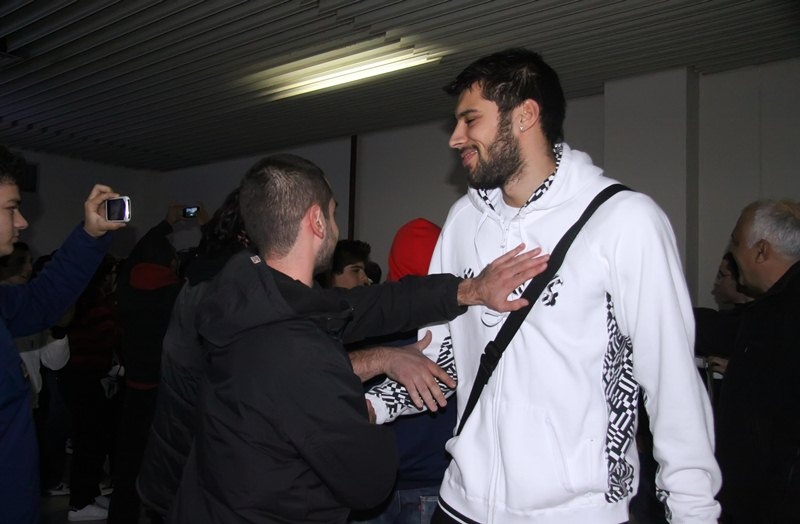 Ολυμπιακός: Θερμή υποδοχή στα Χανιά (photos)