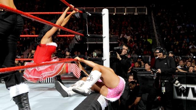 Tables, Ladders and Chairs: Τρελάθηκε πάλι η AJ (videos+photos)