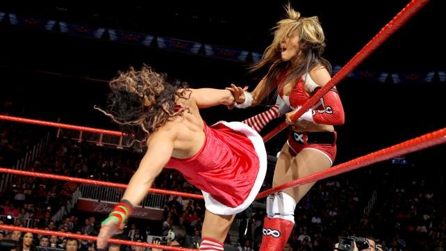 Tables, Ladders and Chairs: Τρελάθηκε πάλι η AJ (videos+photos)