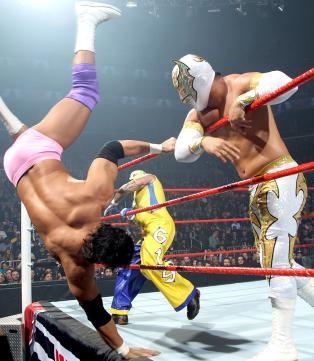 Tables, Ladders and Chairs: Τρελάθηκε πάλι η AJ (videos+photos)