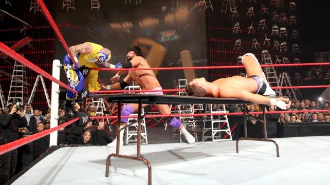 Tables, Ladders and Chairs: Τρελάθηκε πάλι η AJ (videos+photos)