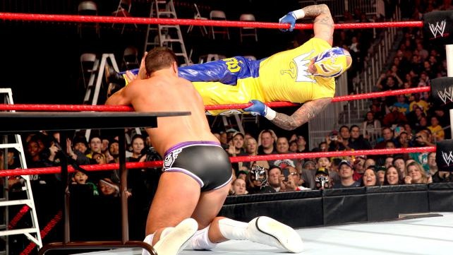 Tables, Ladders and Chairs: Τρελάθηκε πάλι η AJ (videos+photos)