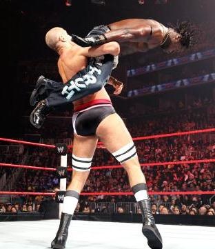 Tables, Ladders and Chairs: Τρελάθηκε πάλι η AJ (videos+photos)