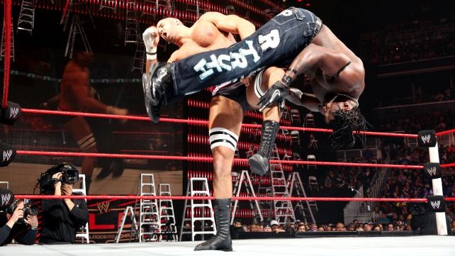 Tables, Ladders and Chairs: Τρελάθηκε πάλι η AJ (videos+photos)