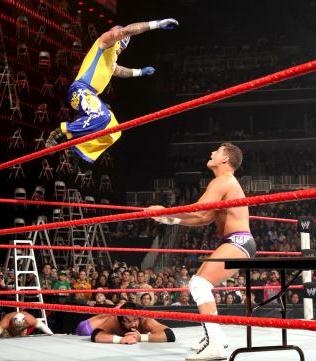 Tables, Ladders and Chairs: Τρελάθηκε πάλι η AJ (videos+photos)