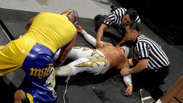 Tables, Ladders and Chairs: Τρελάθηκε πάλι η AJ (videos+photos)