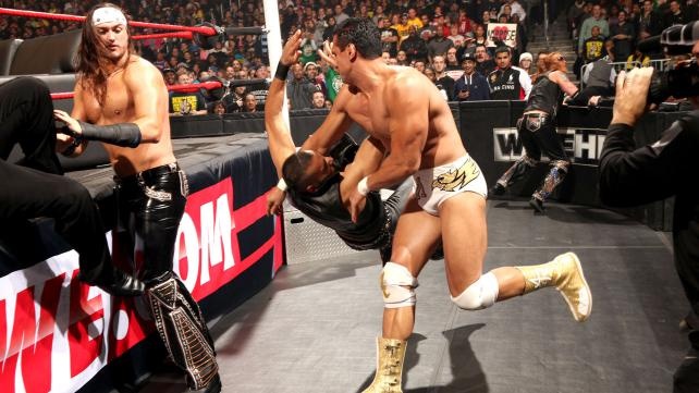 Tables, Ladders and Chairs: Τρελάθηκε πάλι η AJ (videos+photos)
