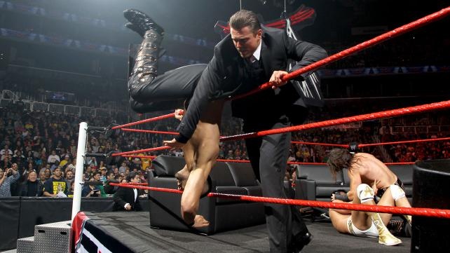 Tables, Ladders and Chairs: Τρελάθηκε πάλι η AJ (videos+photos)
