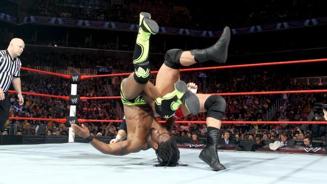 Tables, Ladders and Chairs: Τρελάθηκε πάλι η AJ (videos+photos)