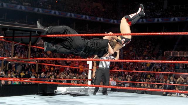 Tables, Ladders and Chairs: Τρελάθηκε πάλι η AJ (videos+photos)