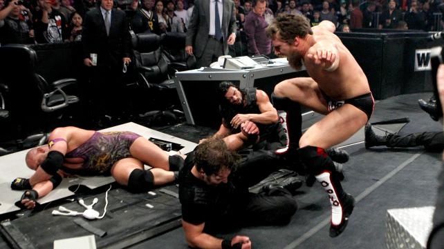 Tables, Ladders and Chairs: Τρελάθηκε πάλι η AJ (videos+photos)