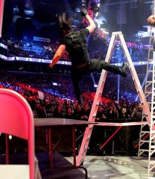 Tables, Ladders and Chairs: Τρελάθηκε πάλι η AJ (videos+photos)