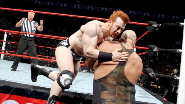 Tables, Ladders and Chairs: Τρελάθηκε πάλι η AJ (videos+photos)
