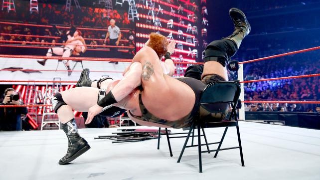 Tables, Ladders and Chairs: Τρελάθηκε πάλι η AJ (videos+photos)