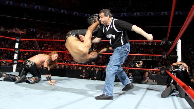 Tables, Ladders and Chairs: Τρελάθηκε πάλι η AJ (videos+photos)