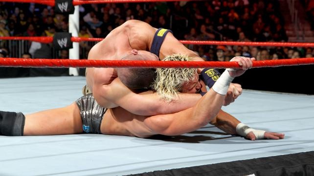 Tables, Ladders and Chairs: Τρελάθηκε πάλι η AJ (videos+photos)