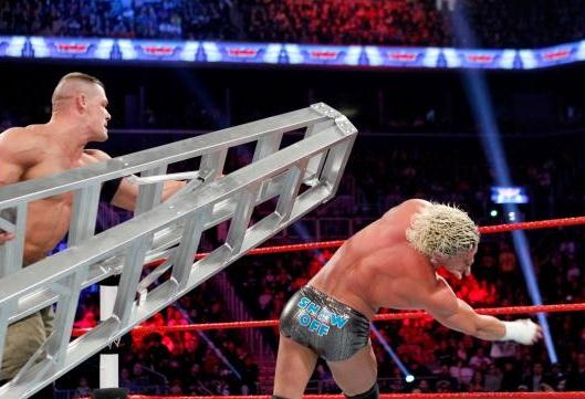 Tables, Ladders and Chairs: Τρελάθηκε πάλι η AJ (videos+photos)
