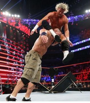 Tables, Ladders and Chairs: Τρελάθηκε πάλι η AJ (videos+photos)