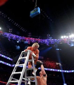 Tables, Ladders and Chairs: Τρελάθηκε πάλι η AJ (videos+photos)