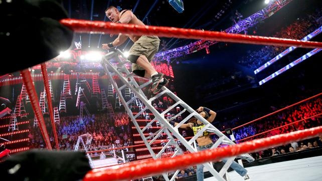 Tables, Ladders and Chairs: Τρελάθηκε πάλι η AJ (videos+photos)