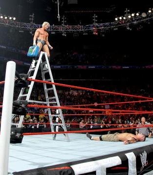 Tables, Ladders and Chairs: Τρελάθηκε πάλι η AJ (videos+photos)