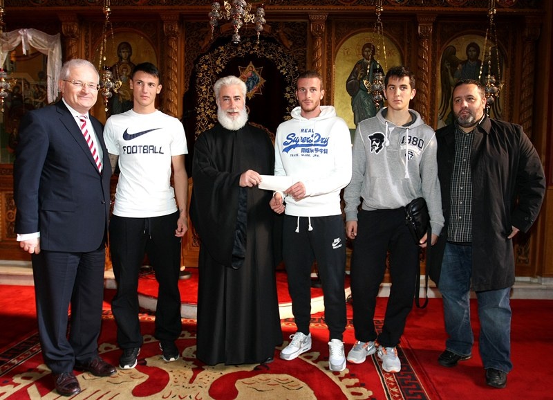 Ολυμπιακός: Δίπλα στους συνανθρώπους μας… (photos)
