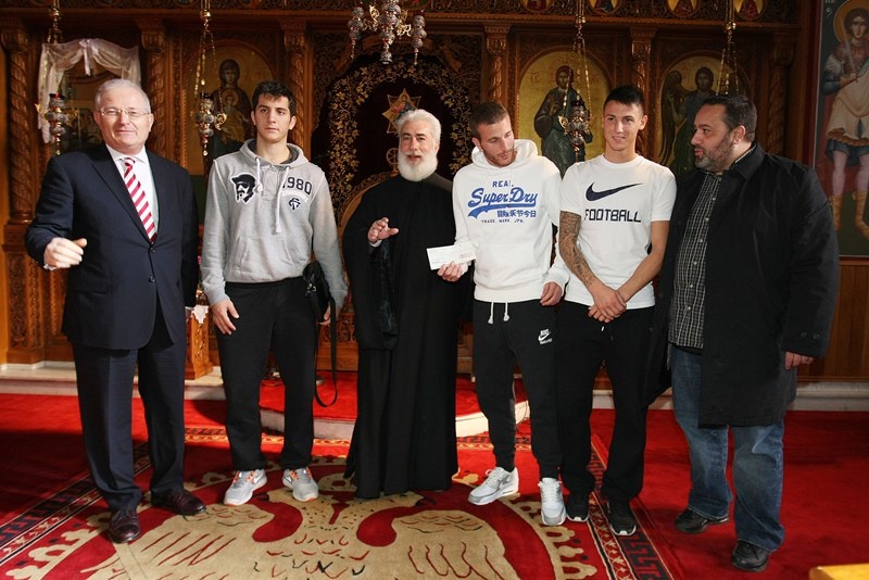 Ολυμπιακός: Δίπλα στους συνανθρώπους μας… (photos)