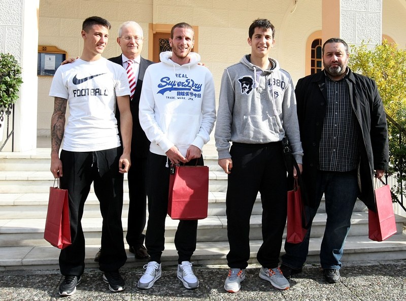 Ολυμπιακός: Δίπλα στους συνανθρώπους μας… (photos)