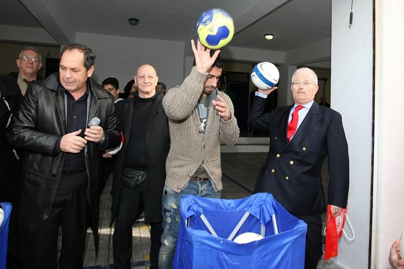 Ολυμπιακός: Μοίρασε… μπάλες και μπλούζες ο Ζαραδούκας (photos)