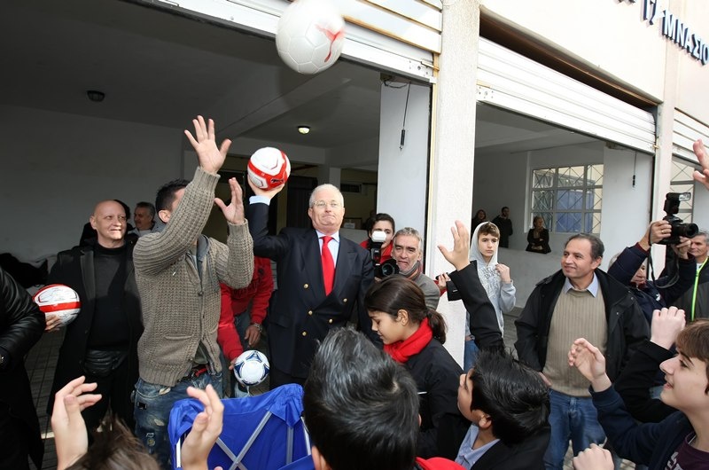 Ολυμπιακός: Μοίρασε… μπάλες και μπλούζες ο Ζαραδούκας (photos)