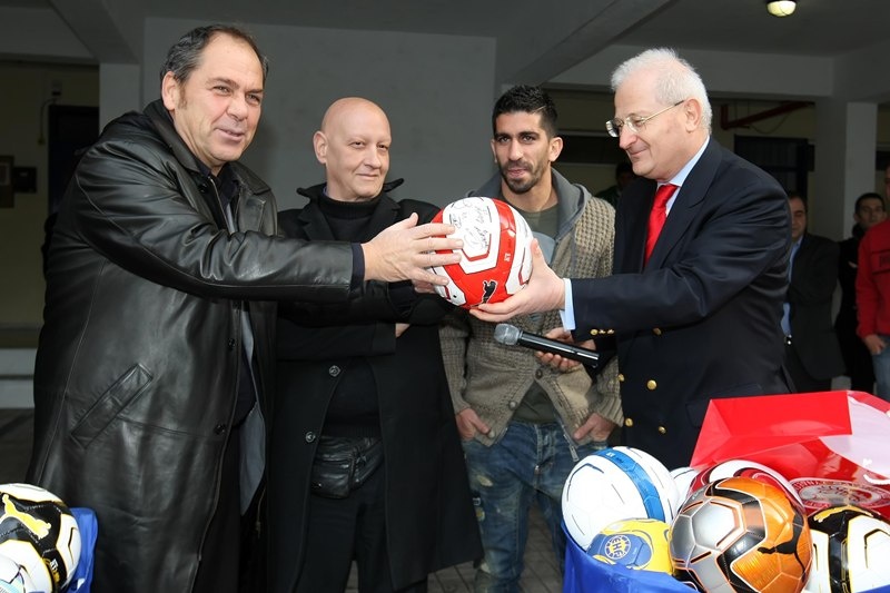 Ολυμπιακός: Μοίρασε… μπάλες και μπλούζες ο Ζαραδούκας (photos)