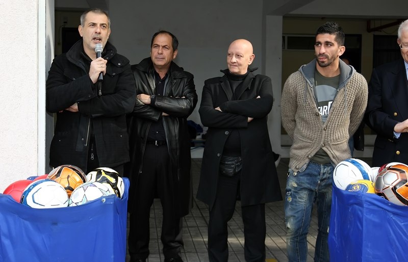 Ολυμπιακός: Μοίρασε… μπάλες και μπλούζες ο Ζαραδούκας (photos)